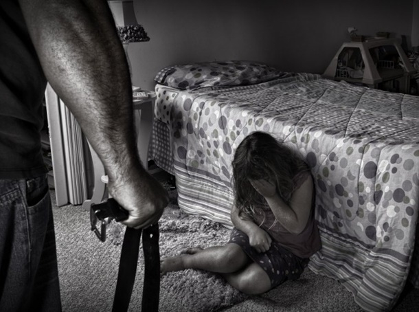 Шахтинец избивал свою 13-летнюю дочь электрическим шнуром