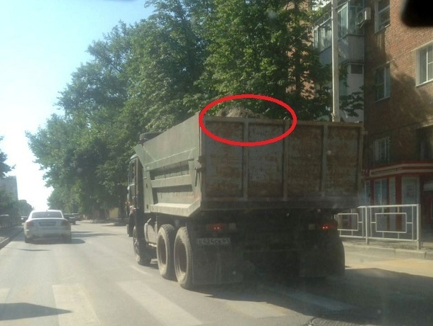 Разбрасывая во все стороны пыль, камни и мусор ездят по Шахтам грузовики