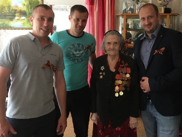 Ветеранов Октябрьского района поздравили шахтинцы в предверии Дня Победы