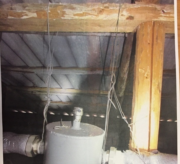 Трубы отопления в шахтинском детском саду прикрепили к потолку простыми веревочками