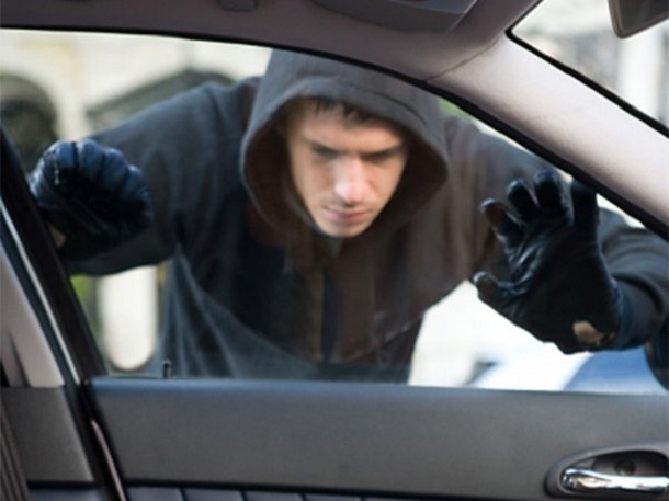 Под Шахтами 21-летний мужчина залез в окно автомобиля и украл телефон