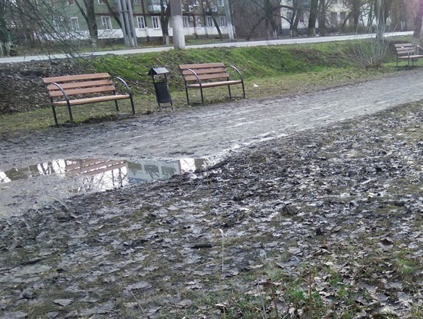 Шахтинец высмеял лавочки, установленные в грязи в посёлке Артём