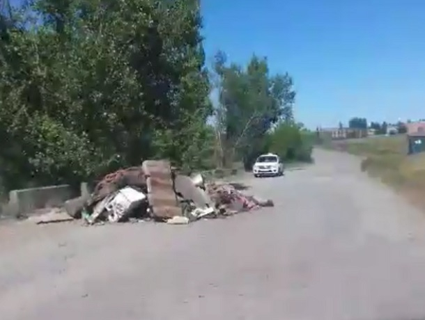 Куча строительного мусора перегородила дорогу в Шахтах