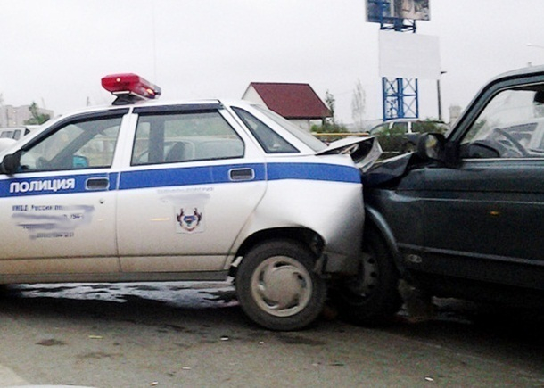 Резвый таксист протаранил машину ДПС, пока полицейские оформляли протокол на нарушителя в Шахтах
