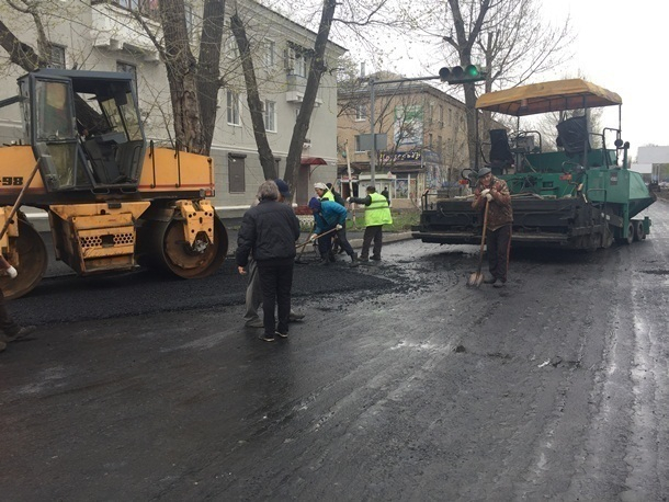 Укладывают асфальт в дождь на проспекте Чернокозова в Шахтах