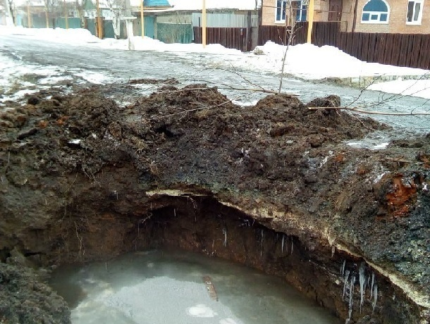 Котлован с водой оставил водоканал на улице 8 марта в Шахтах
