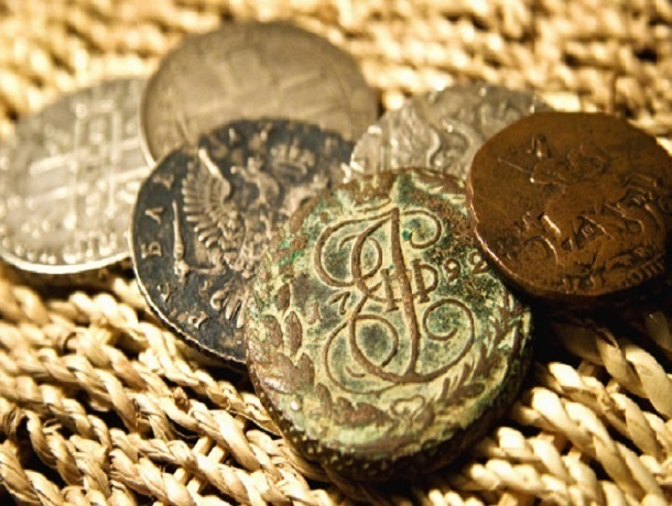 Пятнадцать серебряных монет, стоимостью 50 тысяч рублей, украли в Шахтах
