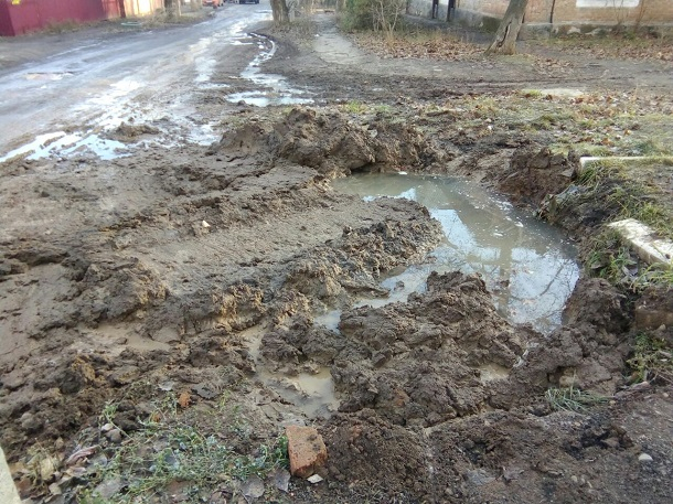 Ровно на сутки хватает ремонта водопровода в поселке Артем в Шахтах