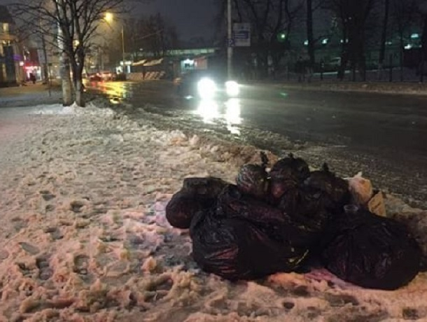 Сваленные в кучу мешки с мусором в центре Шахт примёрзли к асфальту