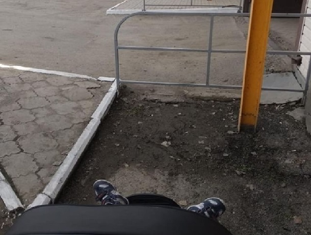 Бордюры, ограды и грязь приходится штурмовать мамам с колясками в Шахтах
