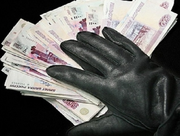 Лже-прокурор за «нарушения» в работе выманил девять тысяч рублей у председателя ТСЖ в Шахтах