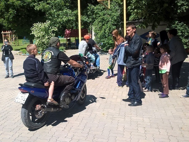 Шахтинские байкеры прокатили детей из приюта на мотоциклах