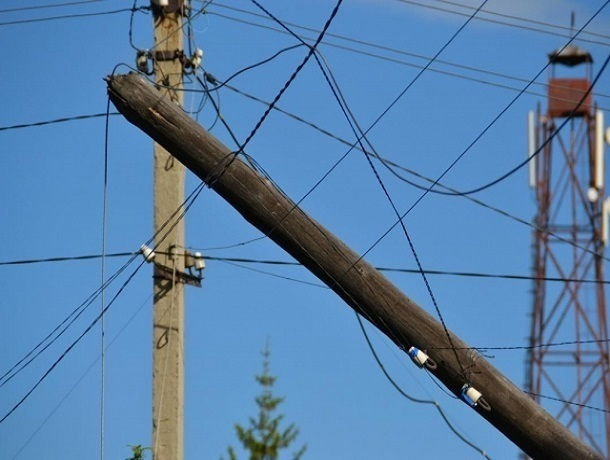 Шахтинские электросети наказали за аварийные электроопоры на двух улицах