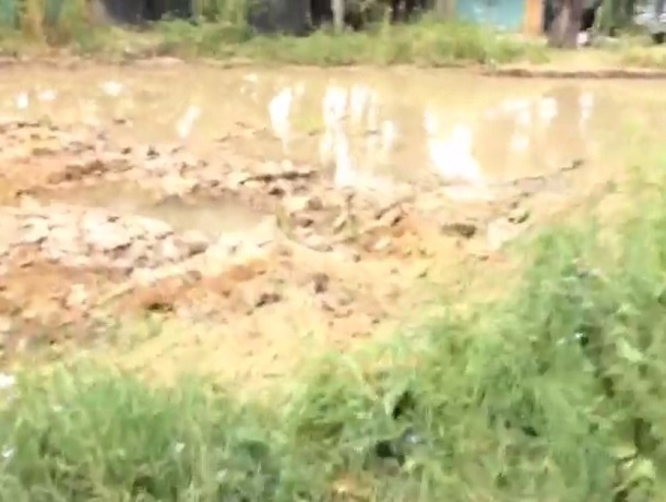 На улице Искра в Шахтах порыв зарыли, но вода продолжает течь