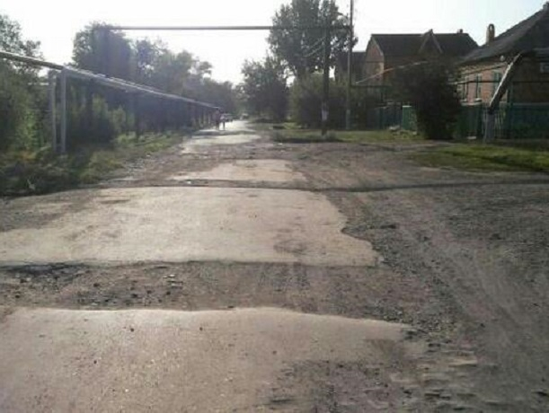 На ямы и отсутствие пешеходных переходов на улице Ново-Клубной жалуются шахтинцы