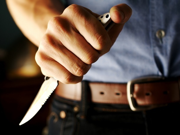 Угрожая ножом в Каменоломнях под Шахтами 37-летний брат ограбил сестру и сбежал
