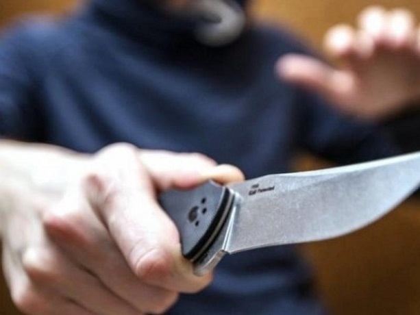 Под Шахтами 23-летний грабитель, угрожая ножом, ограбил магазин и двух женщин