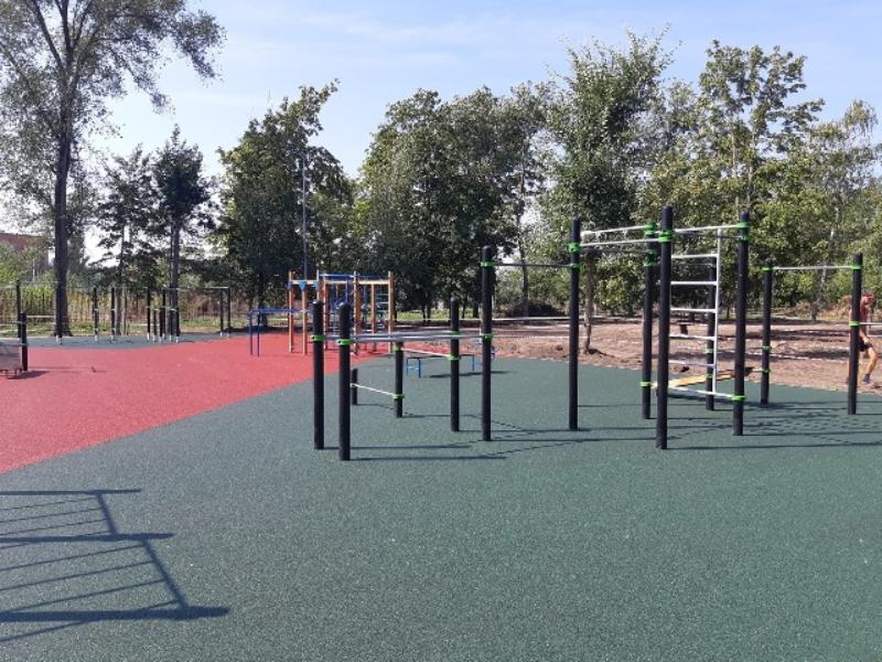 В Александровском парке в Шахтах проводятся работы по благоустройству спортивных площадок