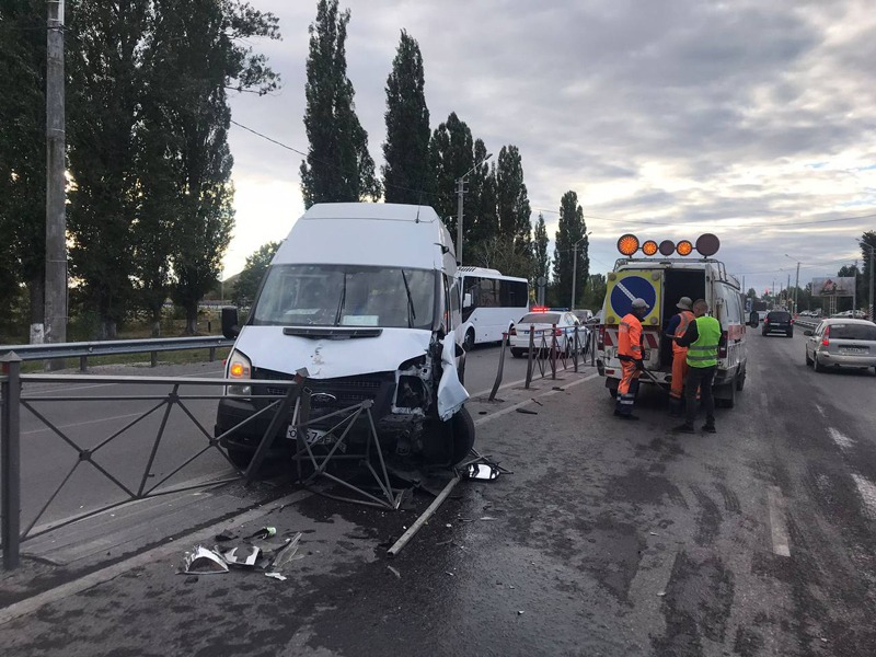 Водитель маршрутки «Самбек-Новошахтинск» совершил аварию вблизи Шахт