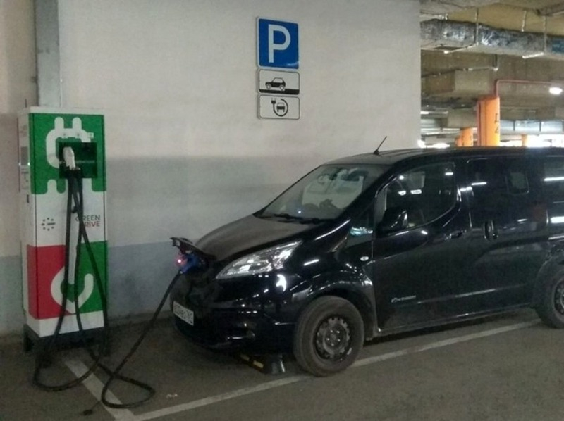 Шахтинские водители электромобилей смогут заряжаться по Аксайскому, на площадке у торгового центра