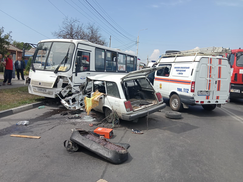 В бессознательном состоянии госпитализировали водителя ВАЗа после ДТП с автобусом в Шахтах