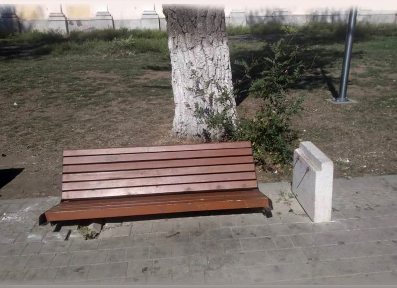 Лавочки разрушили вандалы в парке 70-летия Победы на Нежданной в Шахтах