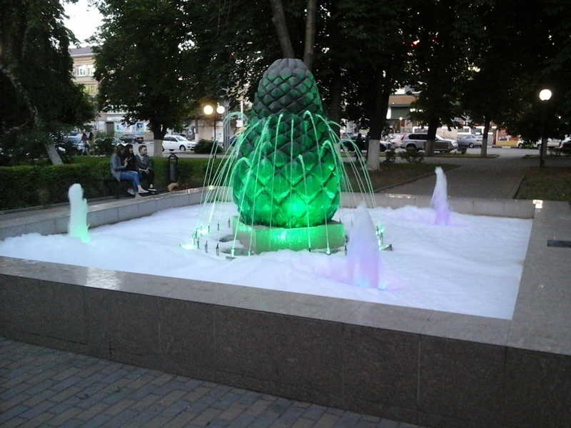«Пенная вечеринка» у фонтанов прошла в Шахтах в первые летние выходные
