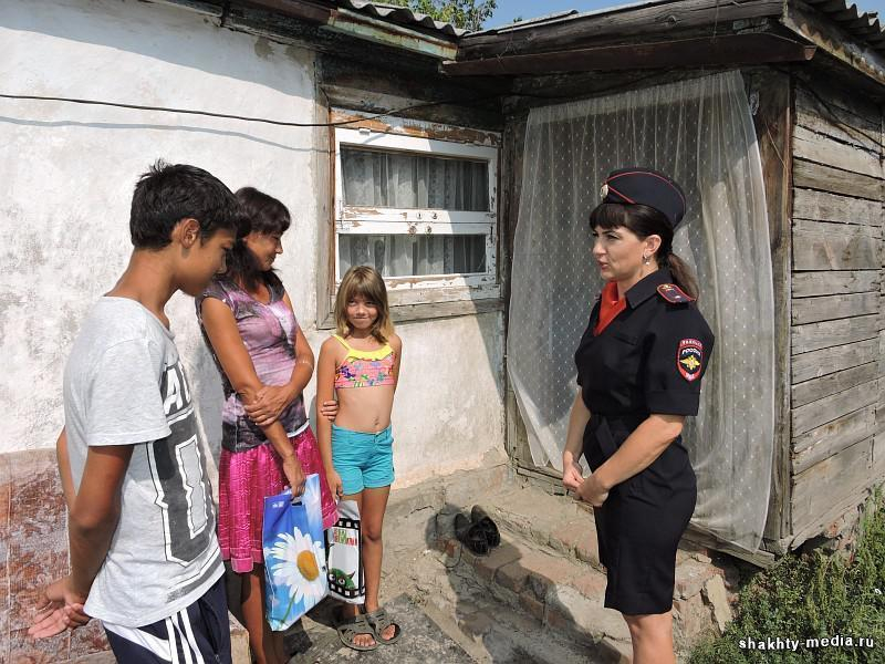Шахтинские полицейские сделали подарки детям из социально опасных семей