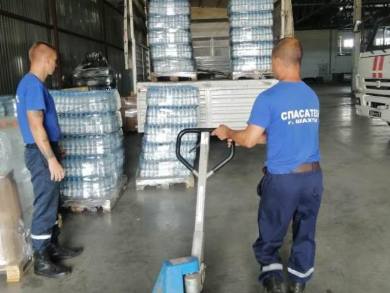 В Пункт временного размещения беженцев продолжает поступать помощь: сотрудники МЧС привезли 6,5 тонн воды
