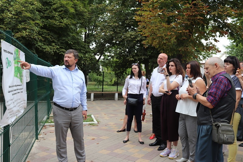 В Александровском парке больше не будет привычных лавочек, урн и фонарей