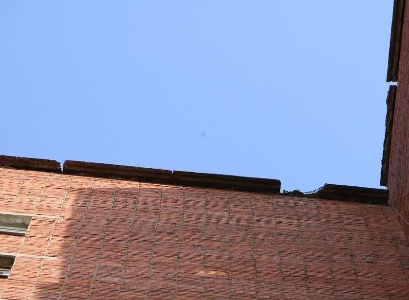 Ремонт осыпающейся крыши 14-этажного дома в Шахтах планируют завершить только к началу осени