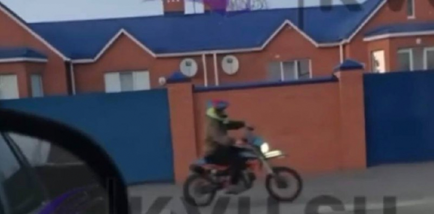 Подросток на питбайке едва не сбил женщину с коляской в Шахтах