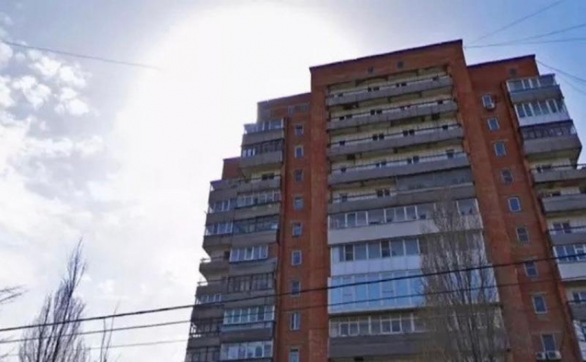 22-летний парень выпал из окна и разбился на смерть на ХБК в Шахтах