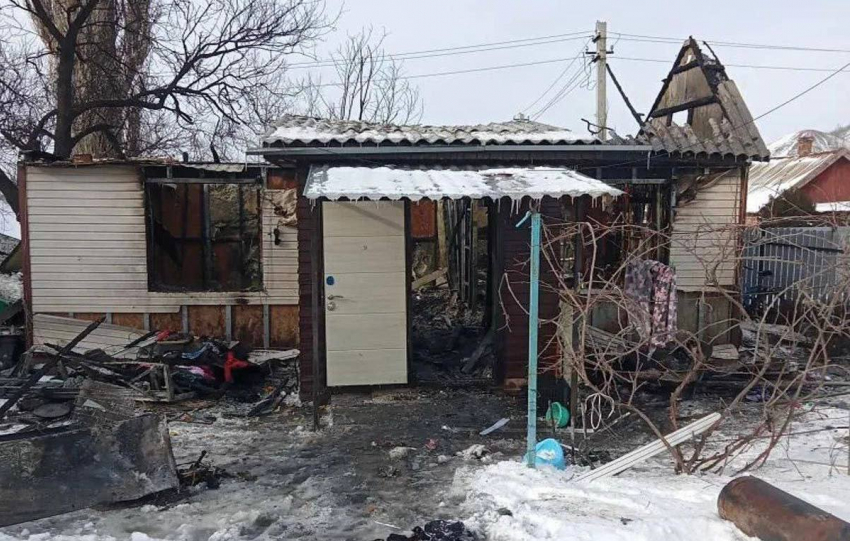 При пожаре в частном доме пострадали мужчина и двое детей в Шахтах