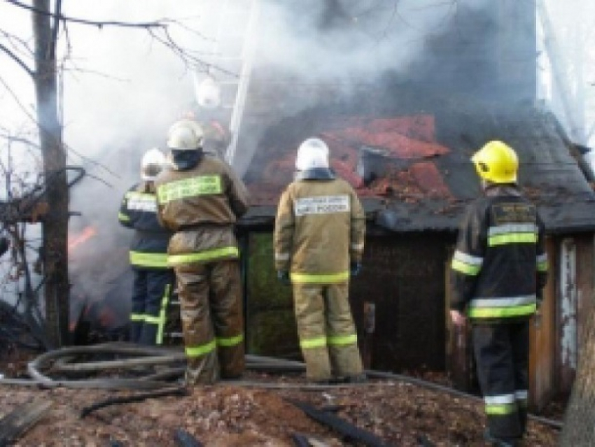 Сгорел дом на улице Коммунальная в Шахтах