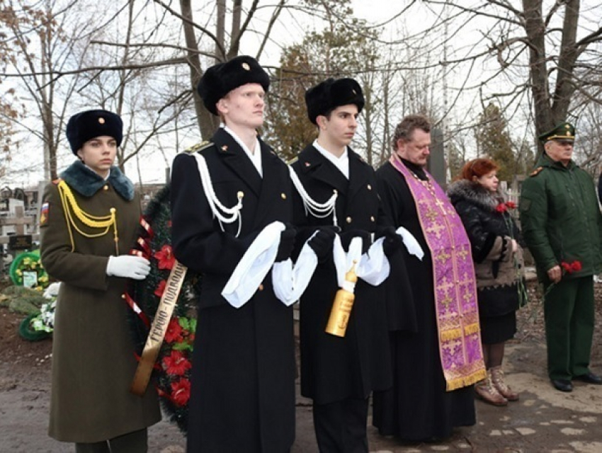 В память о герое-подводнике Владимире Шевцове в Шахтах открыли памятную доску