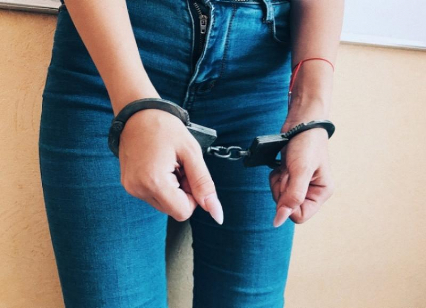 19-летнюю шахтинку поместили под стражу за хранение наркотиков 