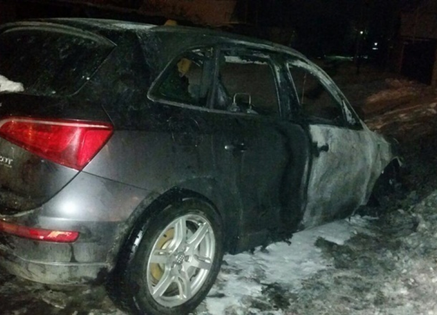 Дорогой кроссовер Audi Q5 сгорел в Шахтах в результате поджога