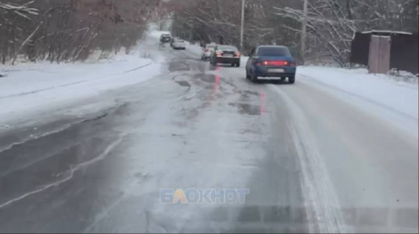На перекрестке 2-й Милиционной и Сквозной улиц в Шахтах из-за канализации затоплена дорога