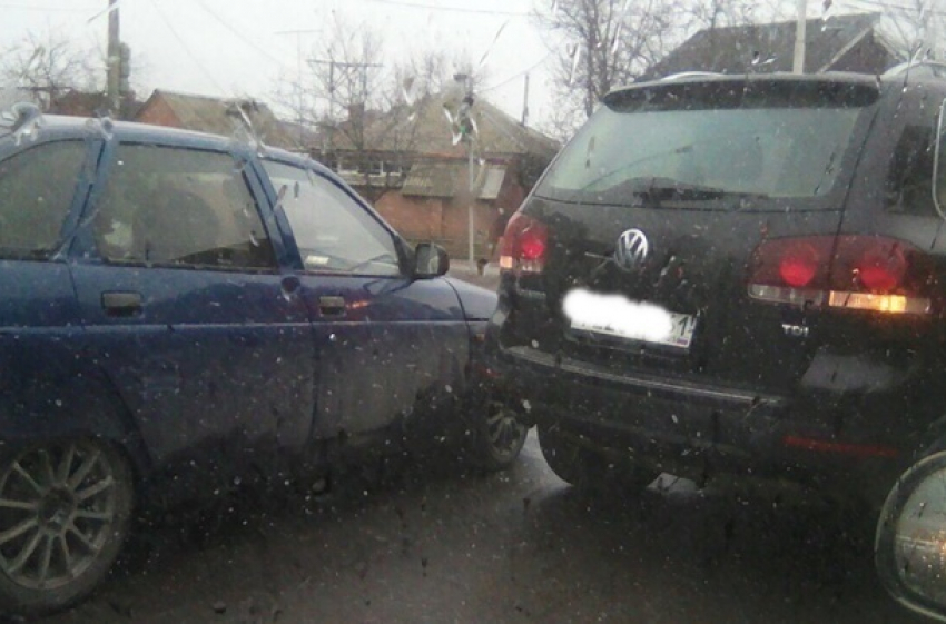 ВАЗ врезался в «Фольксваген» на перекрестке Карла Маркса и Звездной в Шахтах