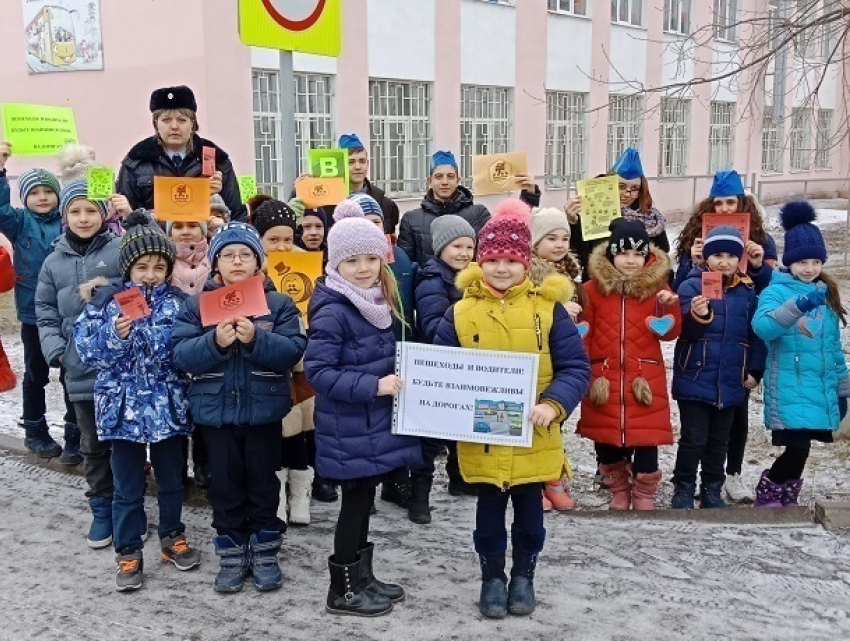 Юные инспектора дорожного движения из школы № 25 напомнили шахтинцам о вежливости на дорогах