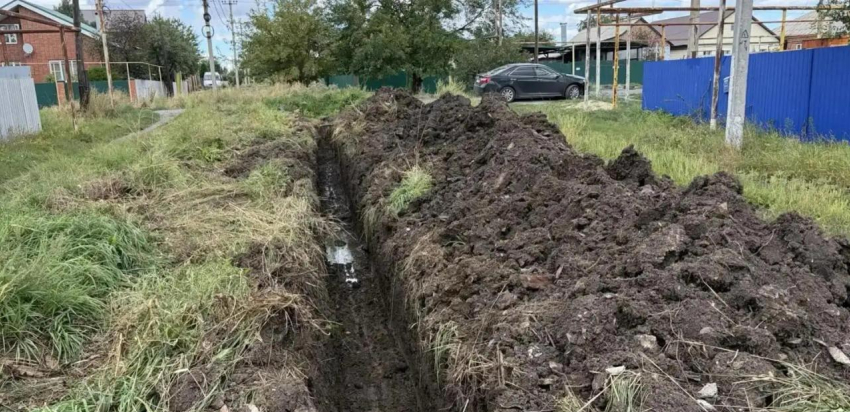 На Воровском круге в Шахтах начали ремонт аварийного водопровода