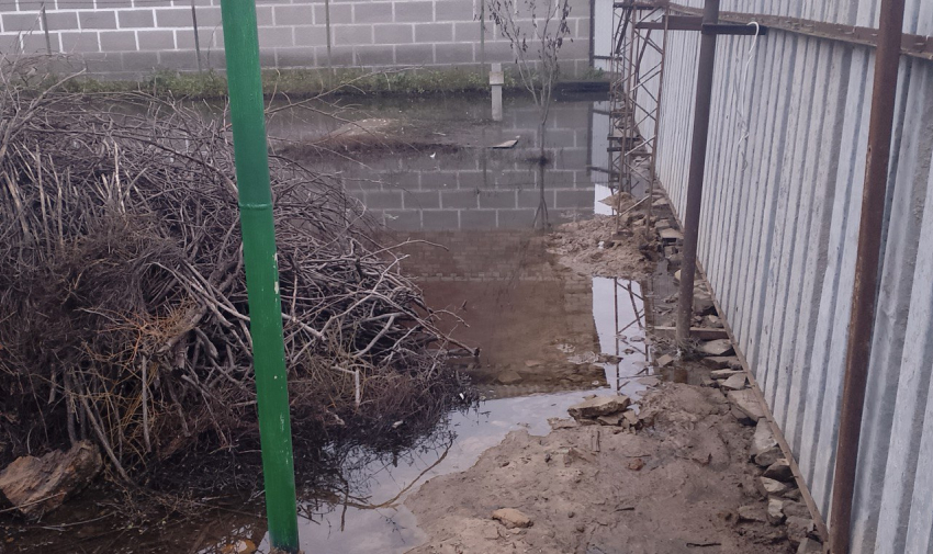 Пятилетняя проблема с водопроводом в Шахтах: дворы затоплены, жители вынуждены рыть канавы