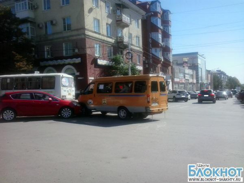 В центе Шахт авто "Опель Астра" врезался в маршрутное такси