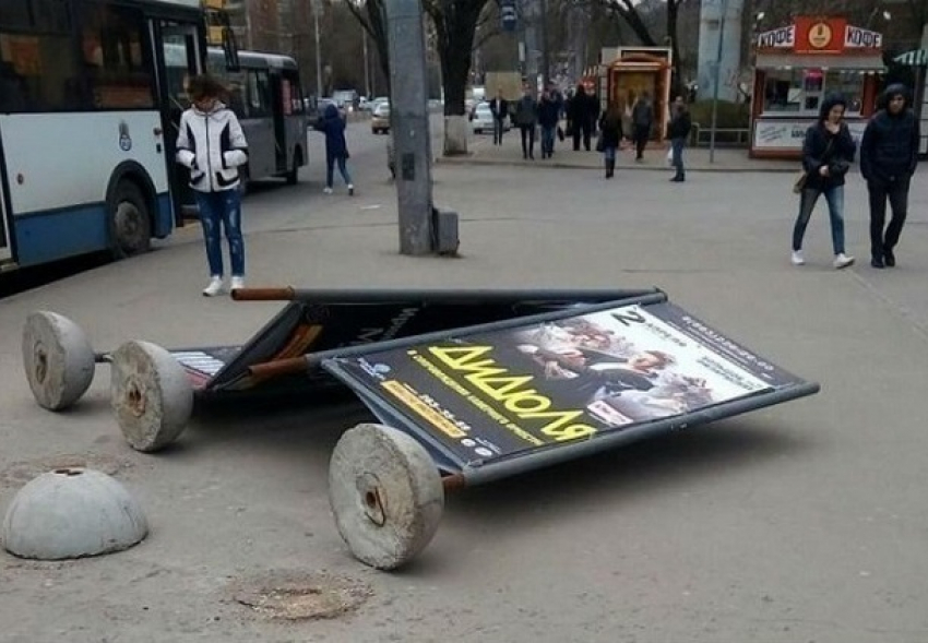 В Шахтах ожидается дальнейшее усиление ветра при порывах до 28 м/с