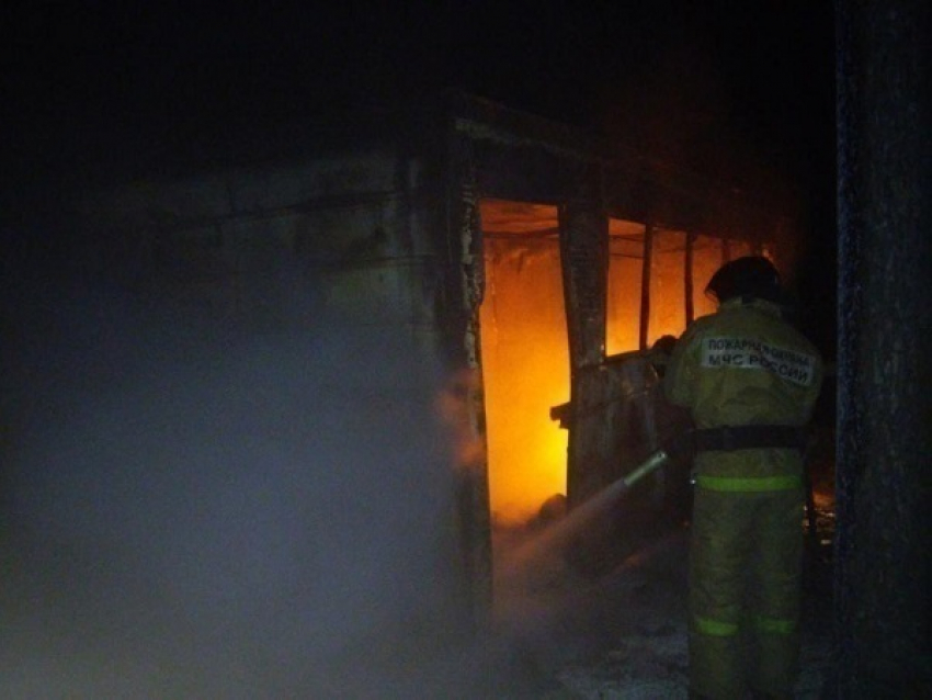 В Шахтах сгорел строительный вагончик