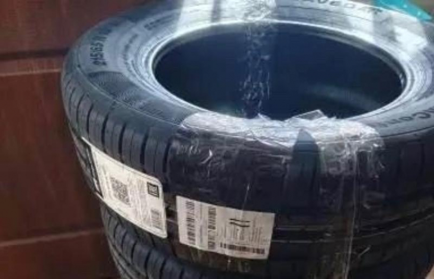 Двое шахтинцев украли автомобильные шины из пункта выдачи заказов