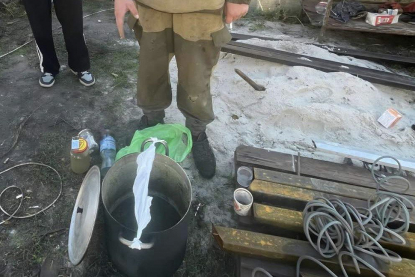 Шахтинец открыл «бизнес» с наркотиками прямо во дворе своего дома