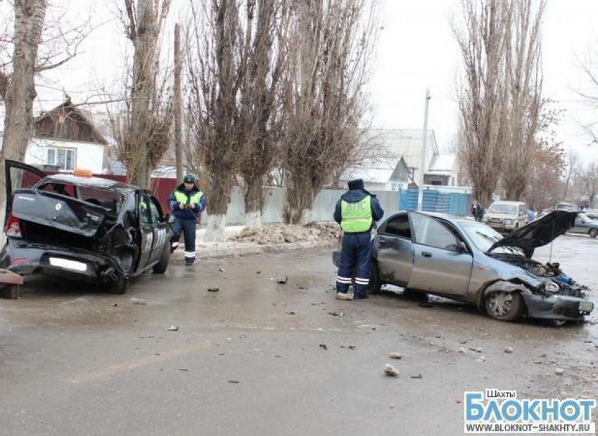 В Каменске-Шахтинском таксист спровоцировал тройное ДТП