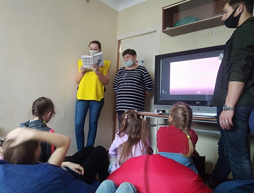 Сотрудники шахтинской детской библиотеки и волонтеры организуют досуг детей, эвакуированных с территории ЛНР